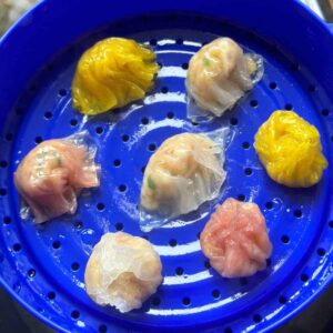 Reispapier Har Gow | Há Cảo (Garnelen Dim Sum) A close-up photo of Crystal Skin Dumplings, also known as Rice Paper Har Gow. The translucent rice paper wrappers delicately encase the savory fillings, creating a beautiful and mouthwatering dim sum dish.