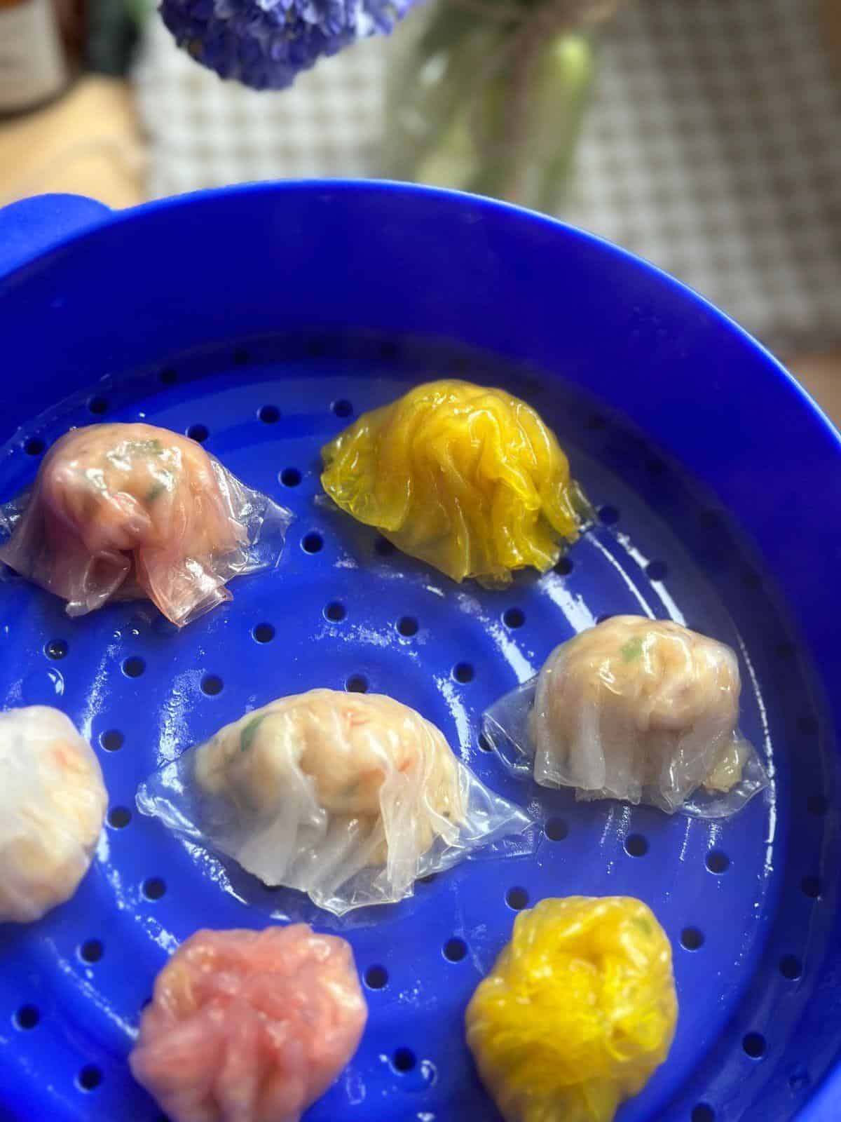 Reispapier Har Gow | Há Cảo (Garnelen Dim Sum) A close-up photo of Crystal Skin Dumplings, also known as Rice Paper Har Gow. The translucent rice paper wrappers delicately encase the savory fillings, creating a beautiful and mouthwatering dim sum dish.
