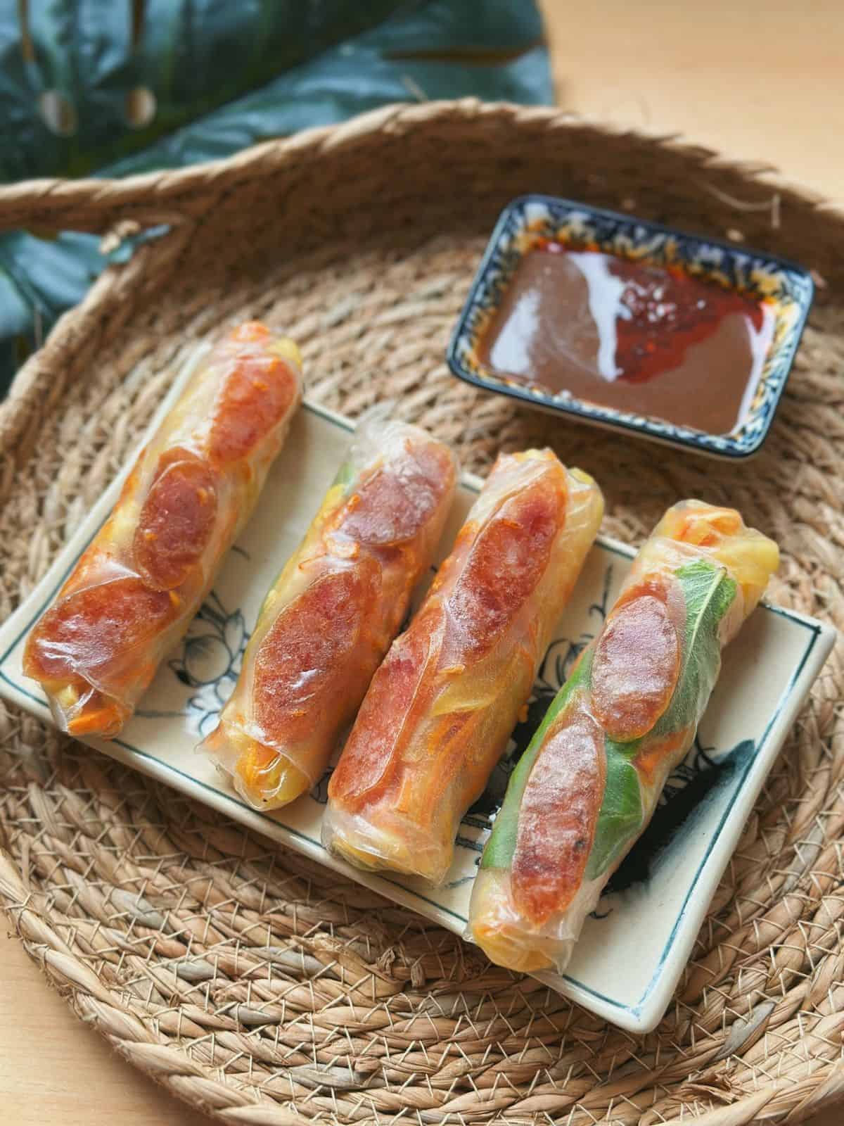 Bò Bía - Sommerrollen mit chinesischen Würstchen Delicious Vietnamese Bo Bia Spring Rolls: Rice paper rolls filled with Chinese sausages, jicama, and carrots - a perfect blend of flavors and textures.
