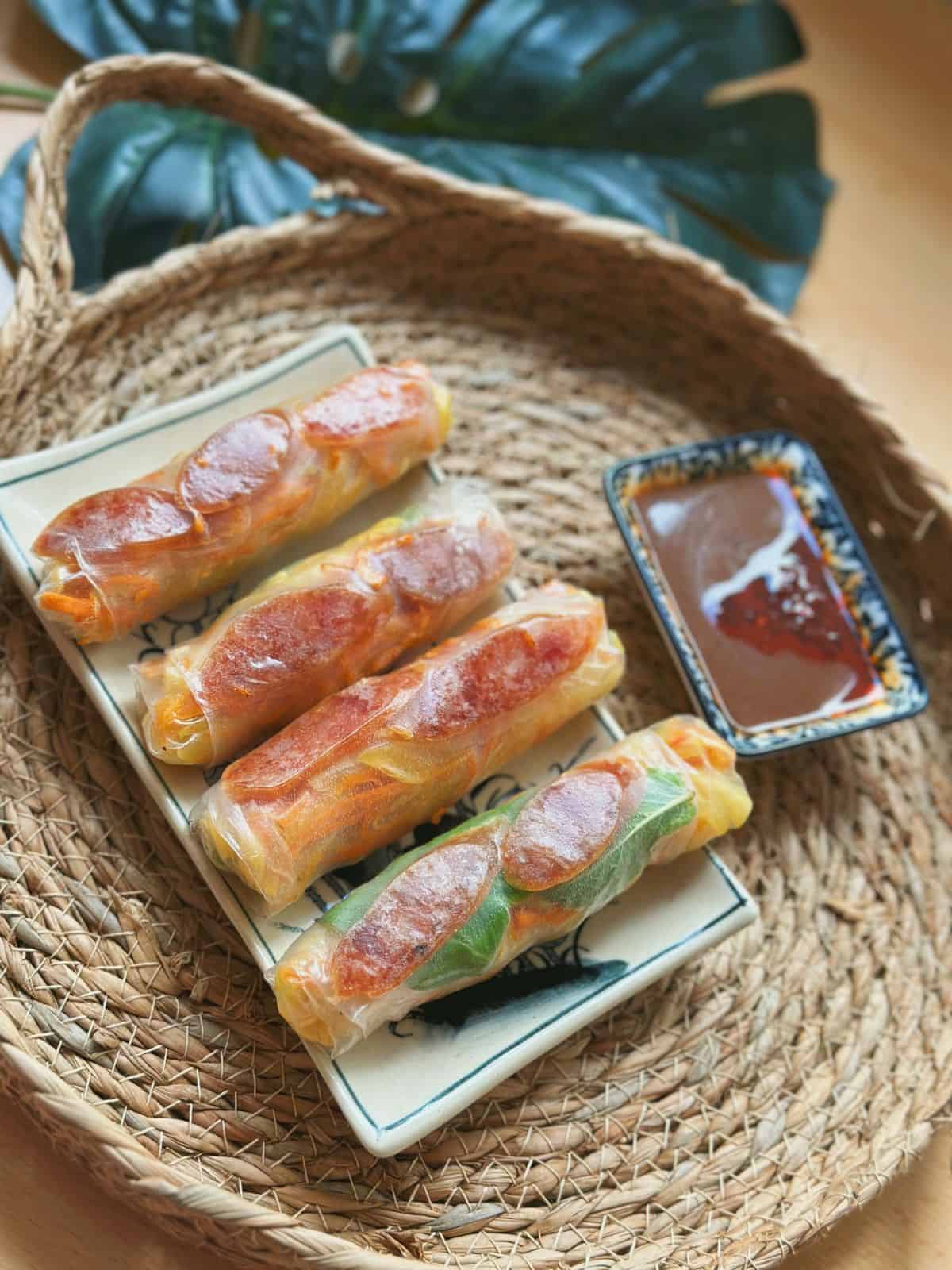 Bò Bía - Sommerrollen mit chinesischen Würstchen Delicious Vietnamese Bo Bia Spring Rolls: Rice paper rolls filled with Chinese sausages, jicama, and carrots - a perfect blend of flavors and textures.