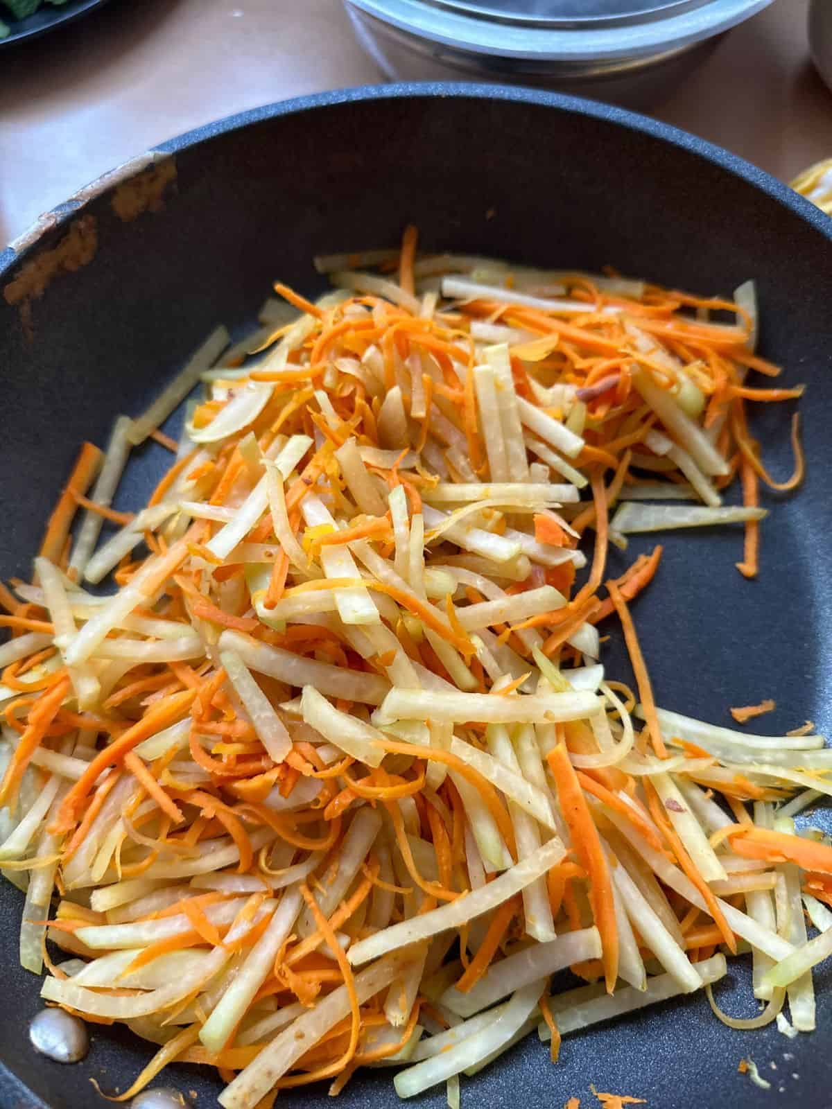 Bò Bía: Spring Rolls with Chinese Sausage & Jicama Instructions for Bo Bia