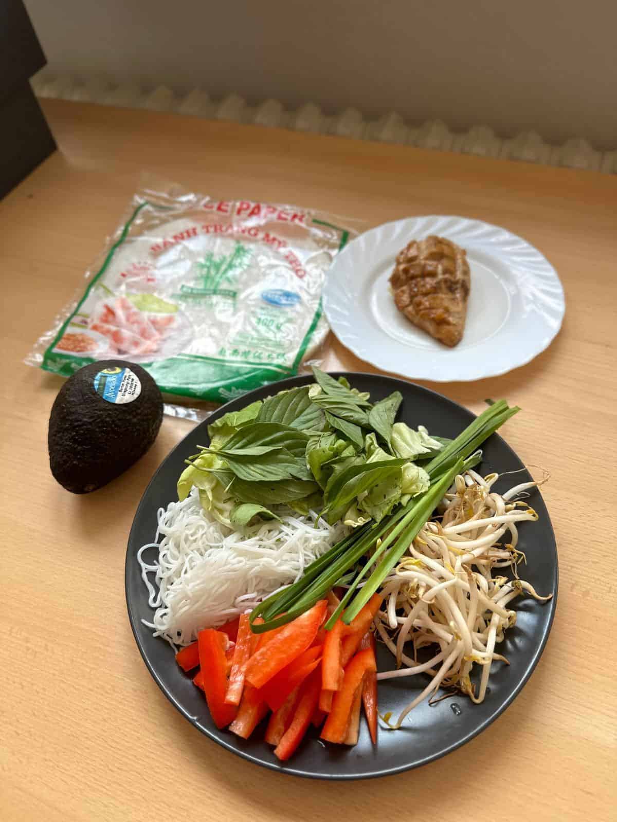 Reispapierrollen mit Chicken (Chicken Spring Rolls) Ingredients for Chicken Summer Rolls: rice papers, cooked chickenm rice vermicelli, mung bean sprouts, red pepper, garlic chives, thai basil, lettuce, avocado