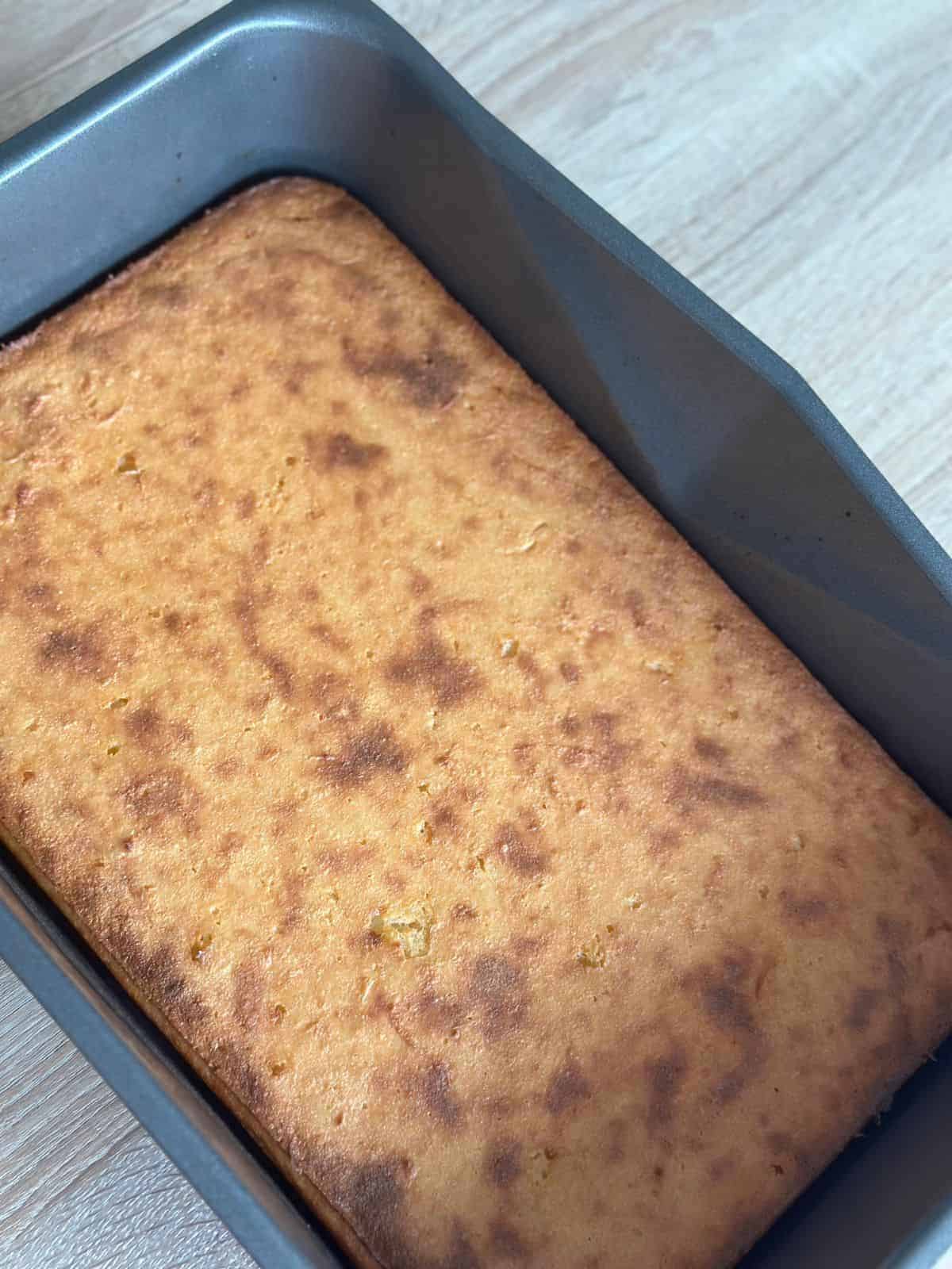 Einfacher Vietnamesischer Maniokkuchen (Cassava Cake) Vietnamese Cassava Cake (Bánh Khoai Mì Nướng) in a pan