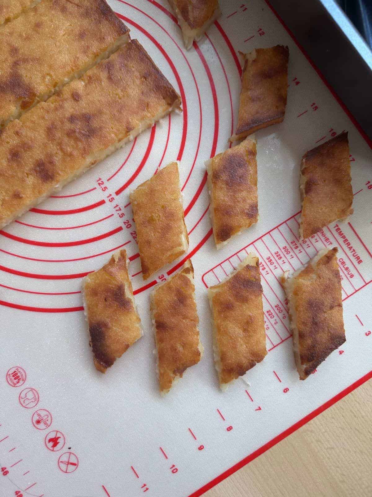 Einfacher Vietnamesischer Maniokkuchen (Cassava Cake) cut the cake into parallelogram-shaped pieces