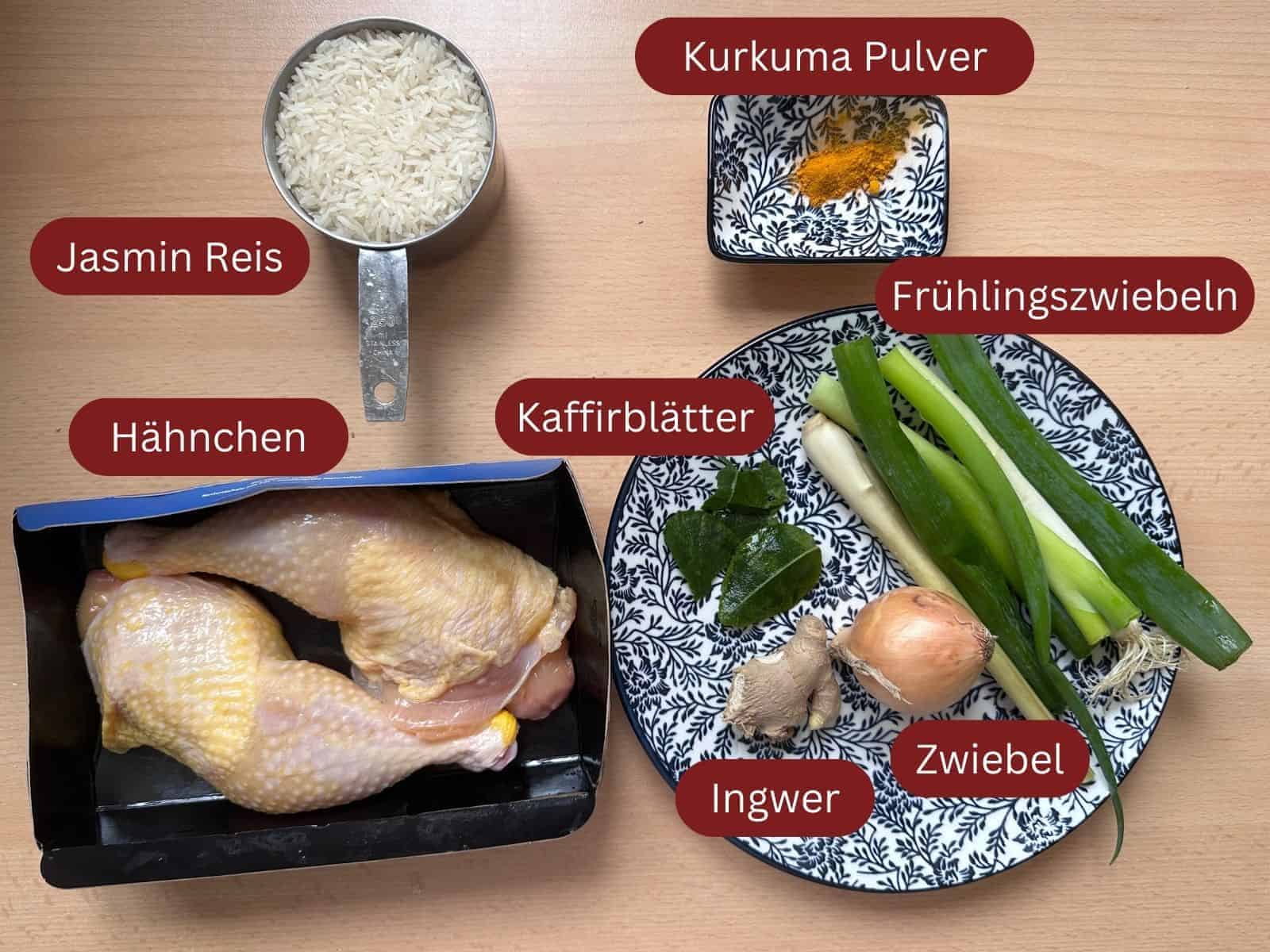 Zutaten für com ga hai nam: Hühnerkeulen, Kurkumapulver, Jasminreis, Ingwer, Schalotten, Zwiebeln, Kaffirblätter