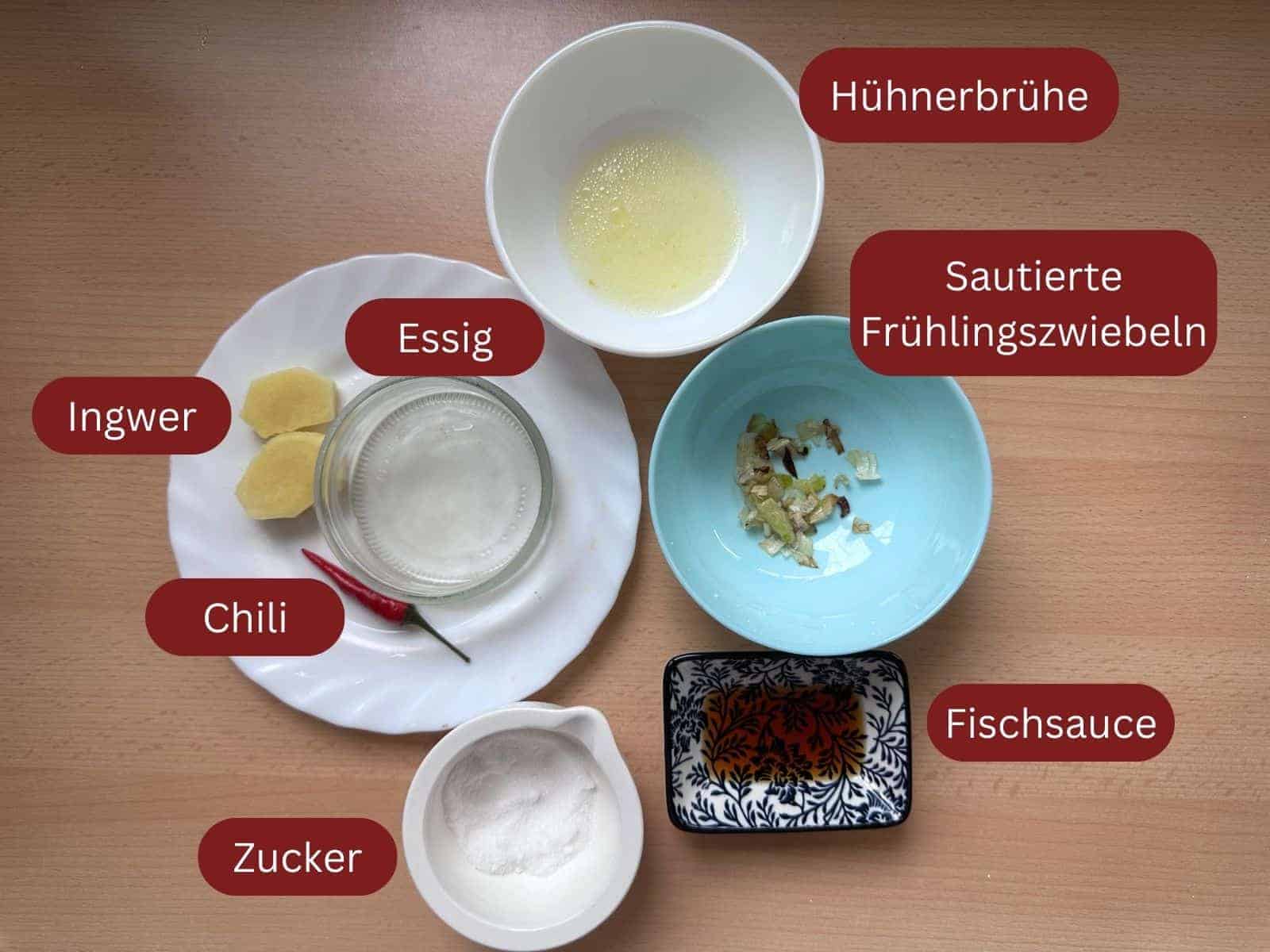 Zutaten für Ingwer Fischsauce: Fischsauce, Zucker, Chili, Ingwer, sautierte Frühlingszwiebeln, Essig, Hühnerbrühe