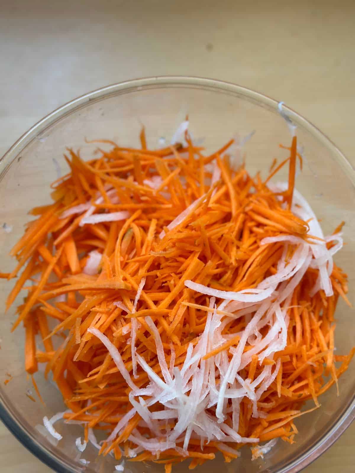 Vietnamesisch Eingelegte Karotten & Daikon-Rettich: Đồ Chua julienned carrot and daikon
