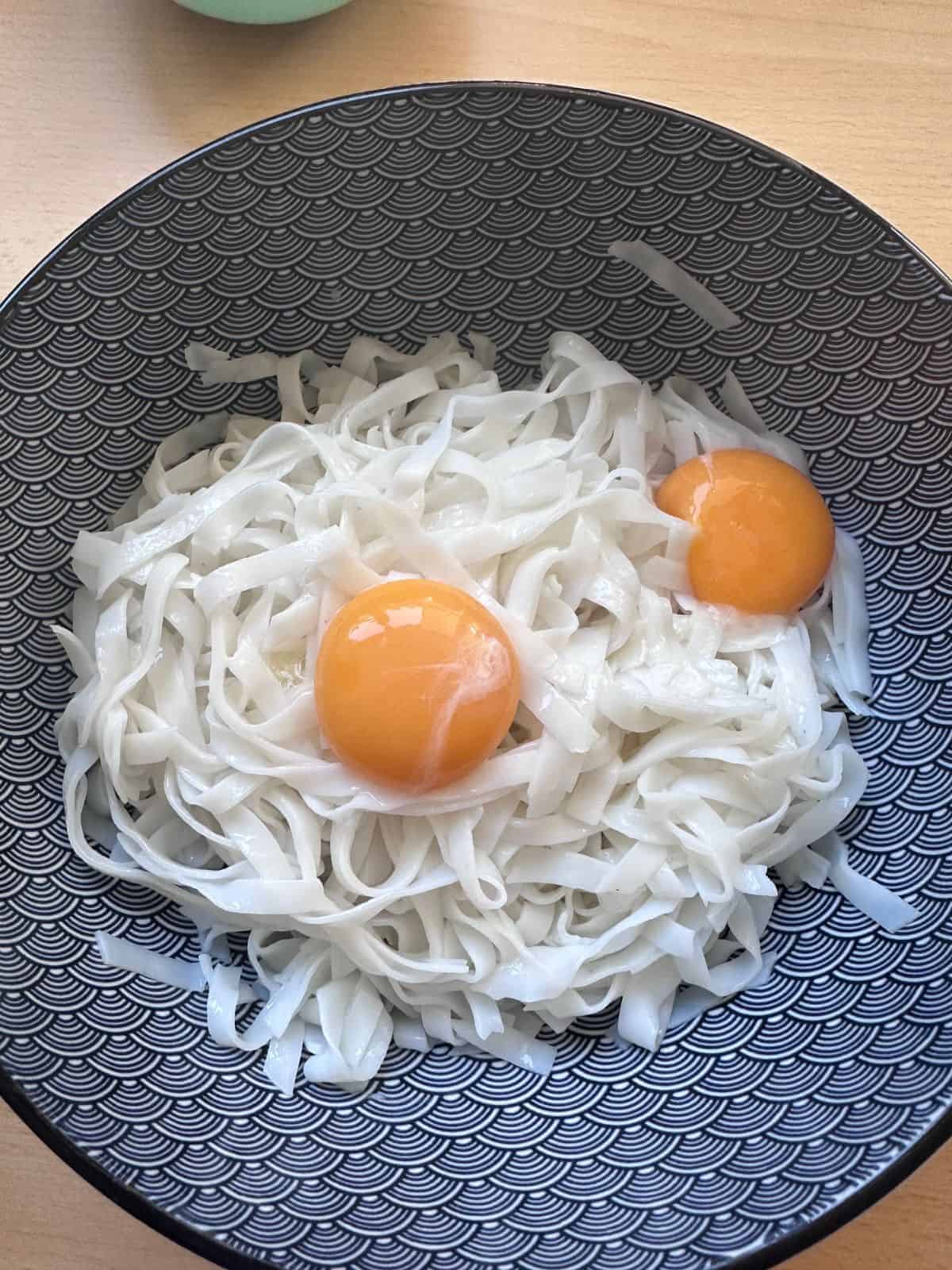 Vietnamesische Knusprig Gebratene Reisnudeln | Phở Áp Chảo pho noodles and egg yolks in a bow