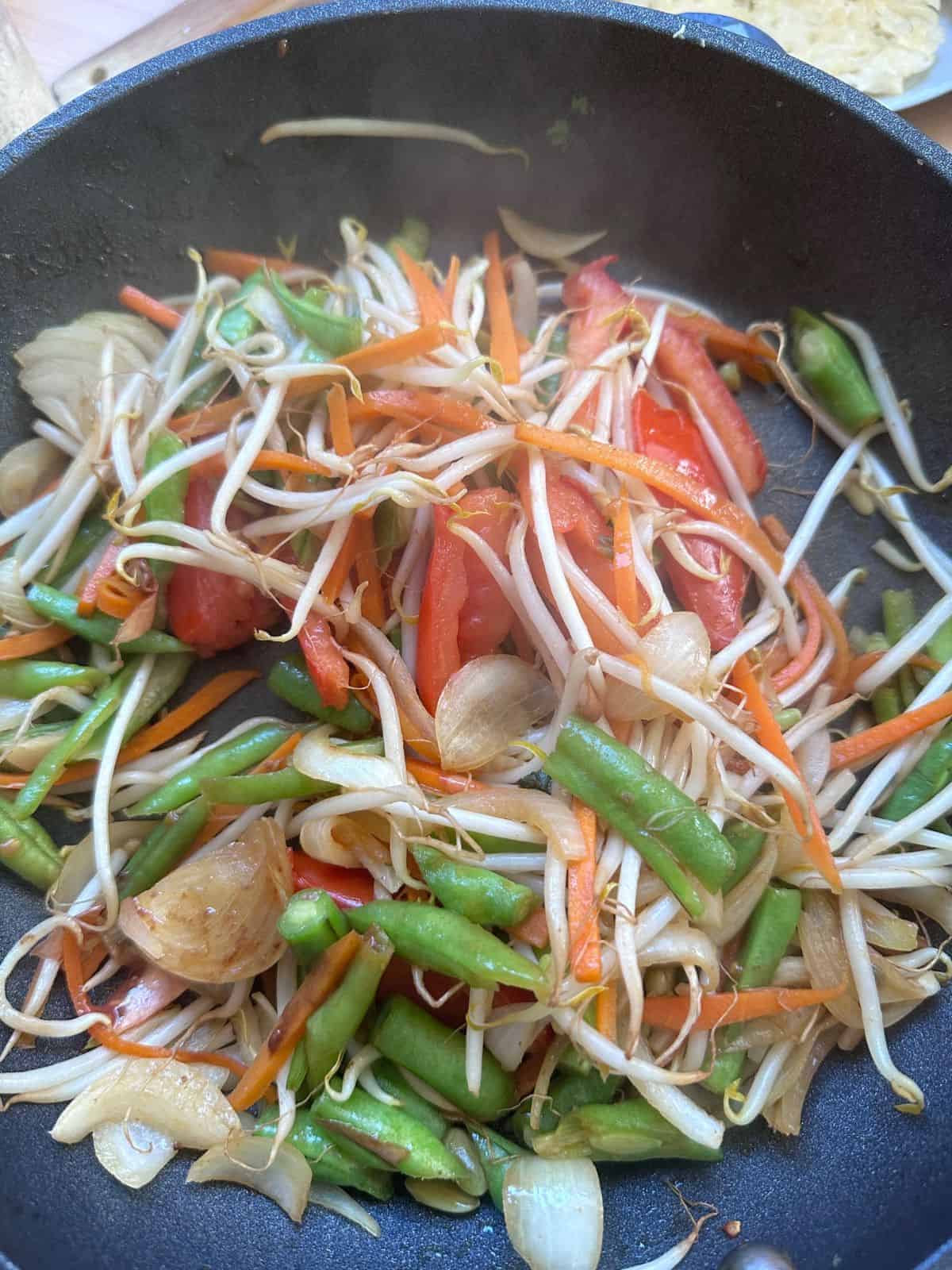 Vietnamesische Knusprig Gebratene Reisnudeln | Phở Áp Chảo stir-fried vegetables for Pho Xao Gion