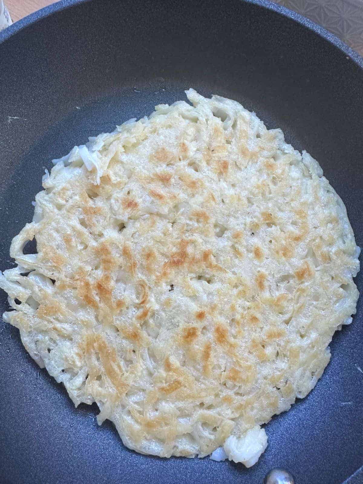 Vietnamesische Knusprig Gebratene Reisnudeln | Phở Áp Chảo the crispy pho noodles in a pan