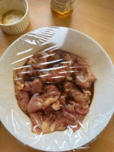 Original Chicken Teriyaki (Bratpfanne/Mikrowelle) Cover the bowl of chicken with marinade