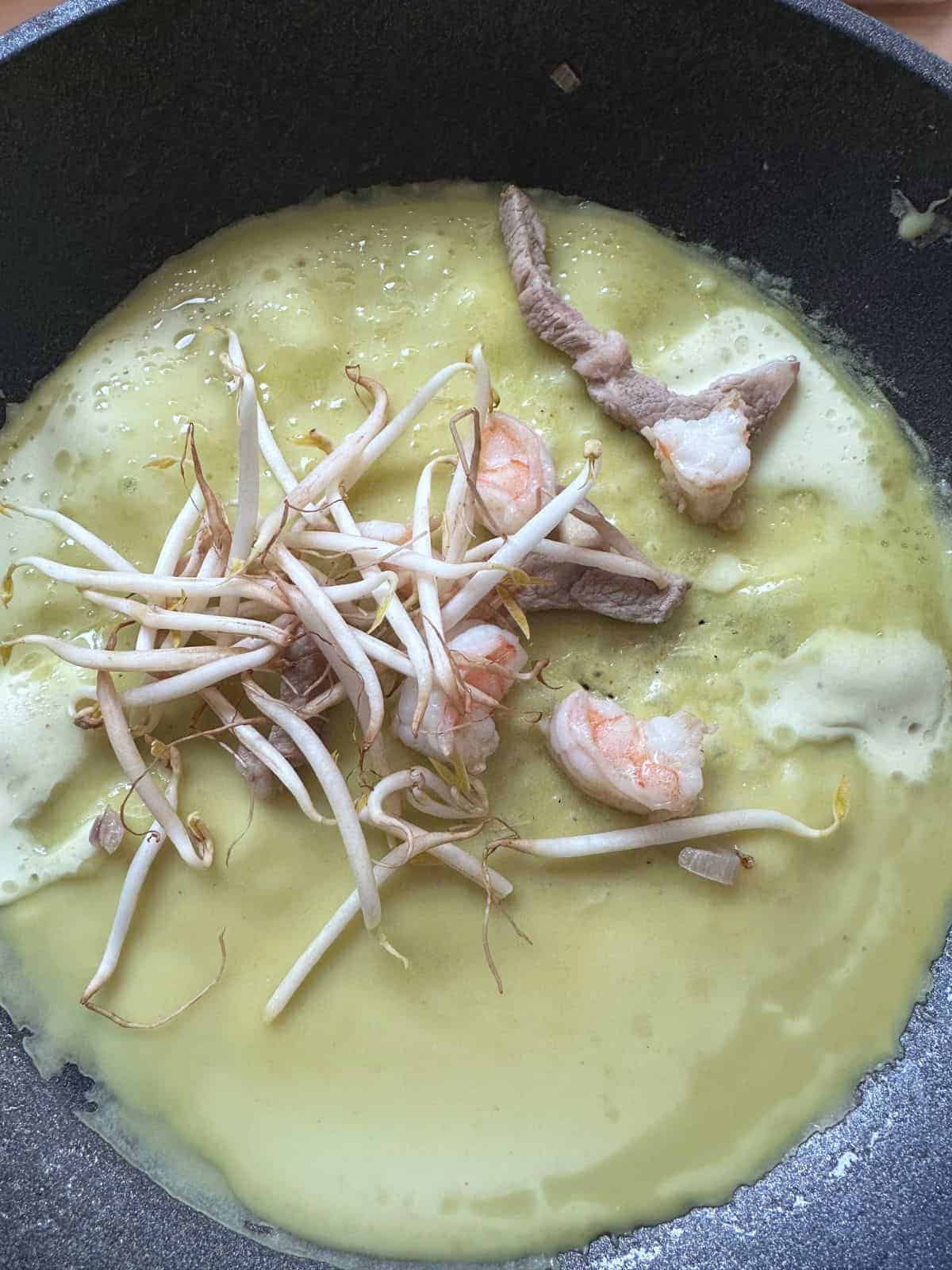 Original Bánh Xèo (Knusprige Vietnamesische Pfannkuchen) Banh Xeo cooked in a pan.