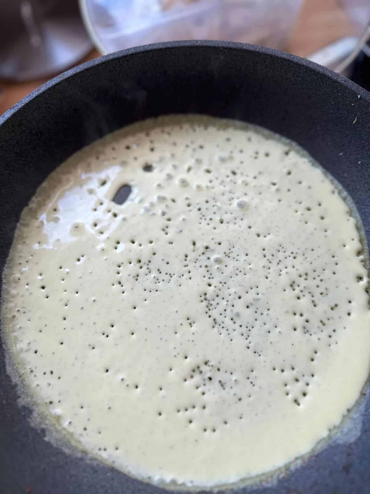 Original Bánh Xèo (Knusprige Vietnamesische Pfannkuchen) Cook Banh Xeo in a pan