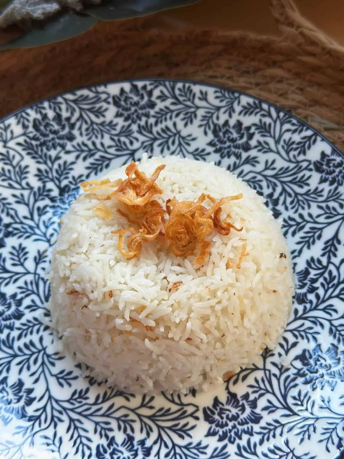 Einfaches & Fluffiges Kokos-Reis Coconut Basmati Rice on a plate.