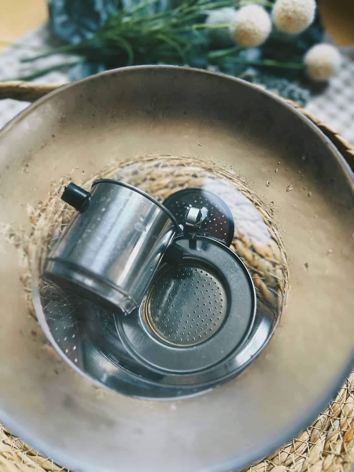 Rinse the phin filter with hot water.
