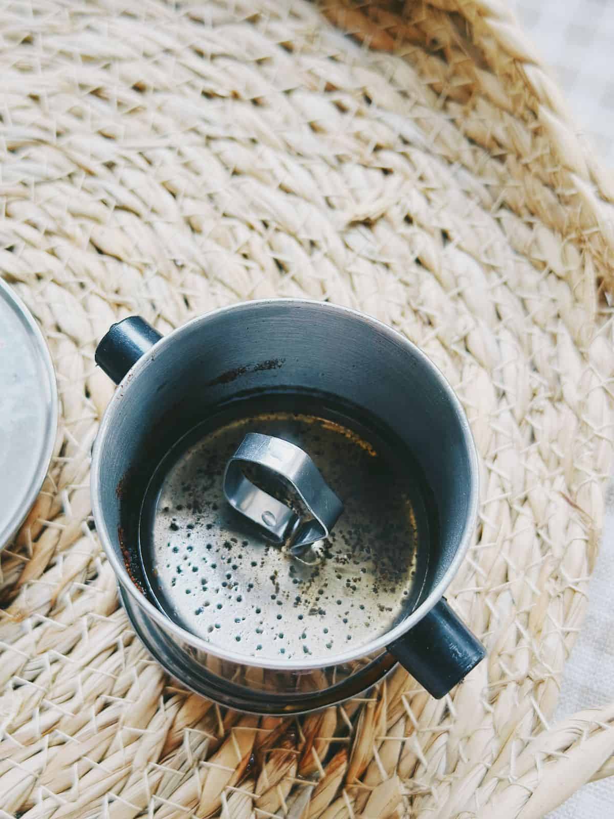 Bloom coffee in the phin filter.