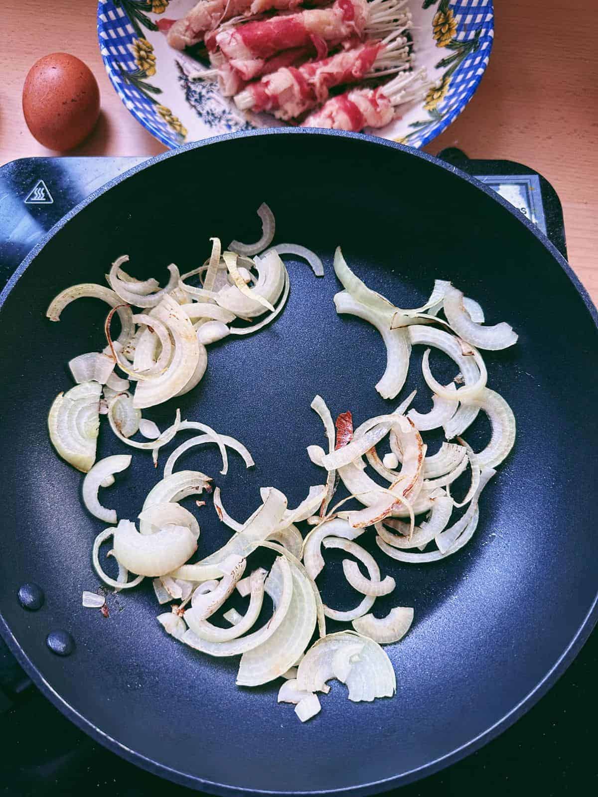Schnelle Rindfleischröllchen mit Enoki-Pilzen Sautée the onion