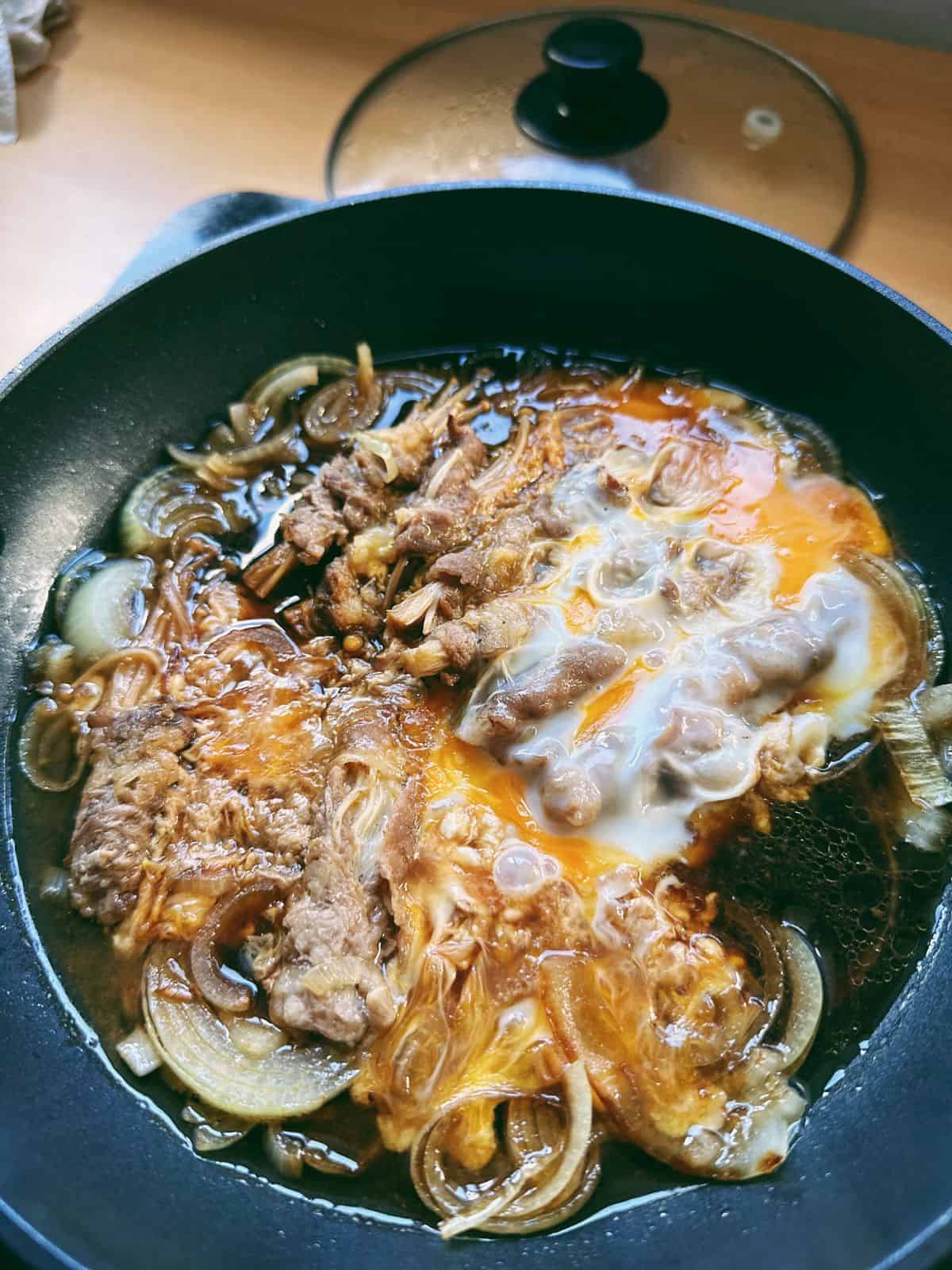 Schnelle Rindfleischröllchen mit Enoki-Pilzen pour eggs to the beef
