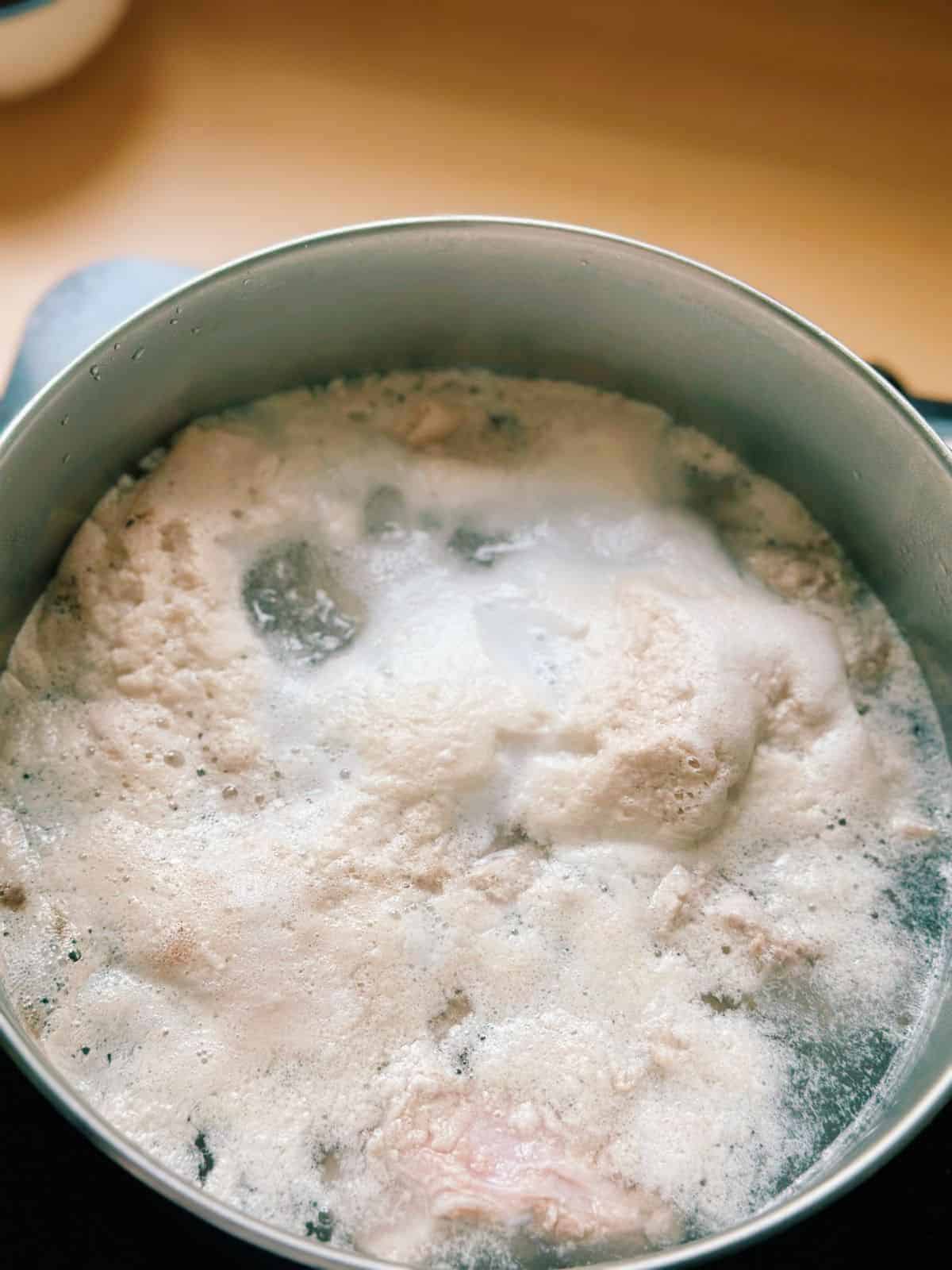 Bún Mọc (Vietnamesische Reisnudeln mit Schweinebällchen) Parboil the pork ribs