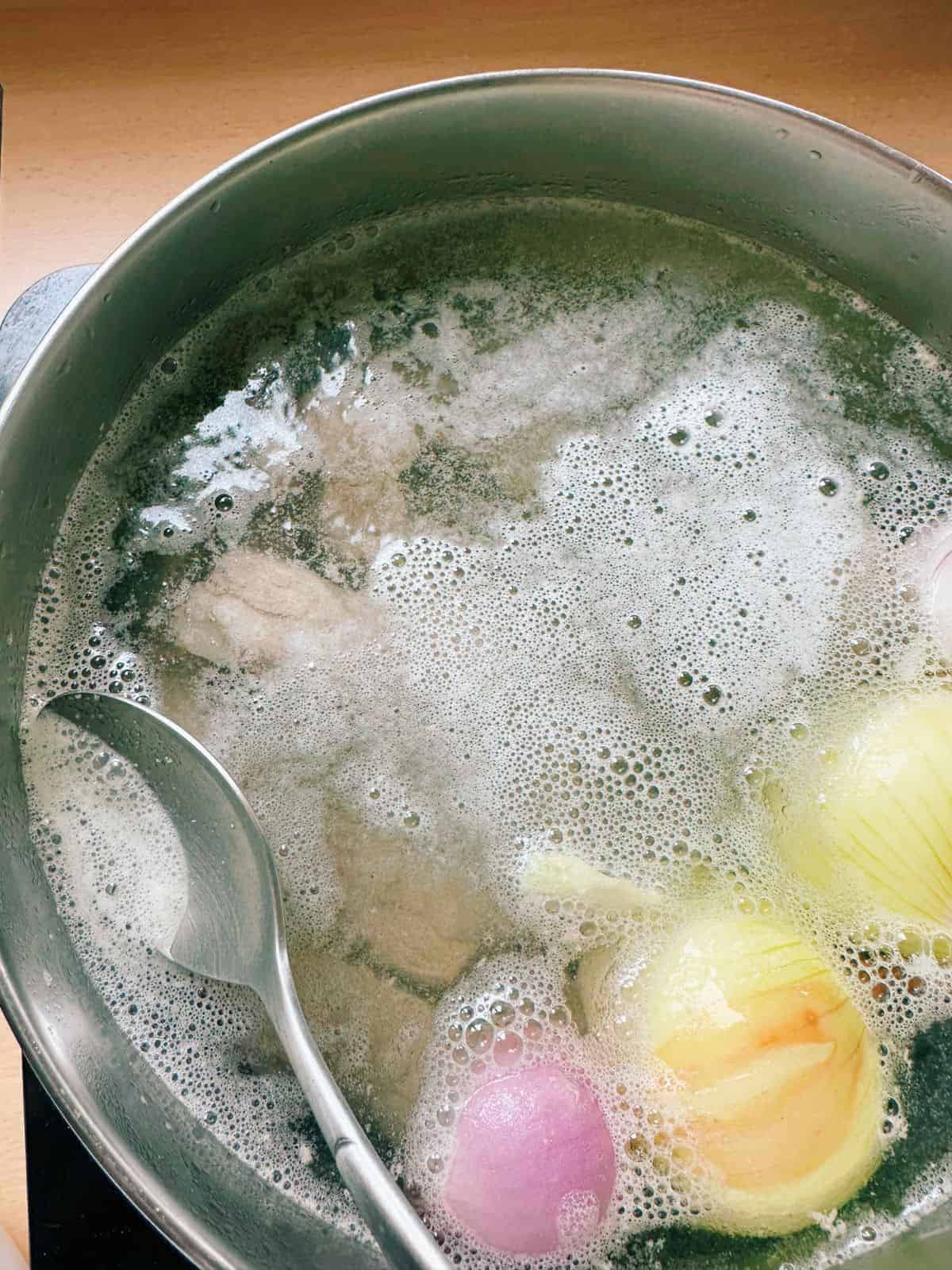 Bún Mọc (Vietnamesische Reisnudeln mit Schweinebällchen) Skim off any scum.