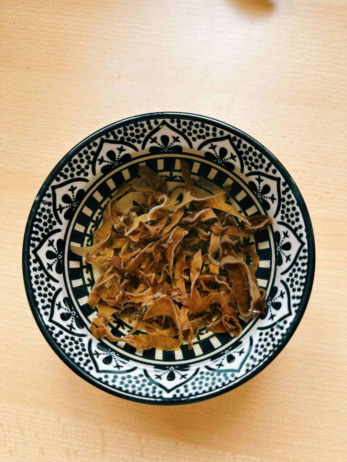 Bún Mọc (Vietnamesische Reisnudeln mit Schweinebällchen) Soak wood ear mushrooms.