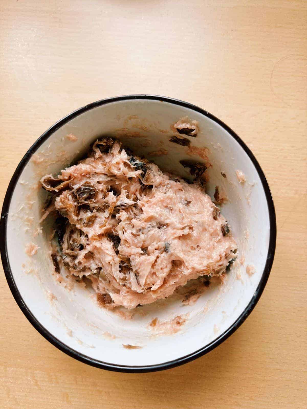 Bún Mọc (Vietnamesische Reisnudeln mit Schweinebällchen) Mix Gio Song with wood ear mushroom.