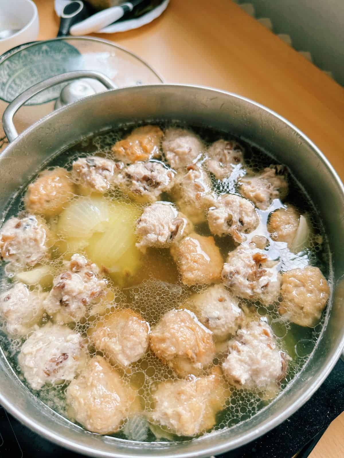Bún Mọc (Vietnamesische Reisnudeln mit Schweinebällchen) The broth for Bun Moc.