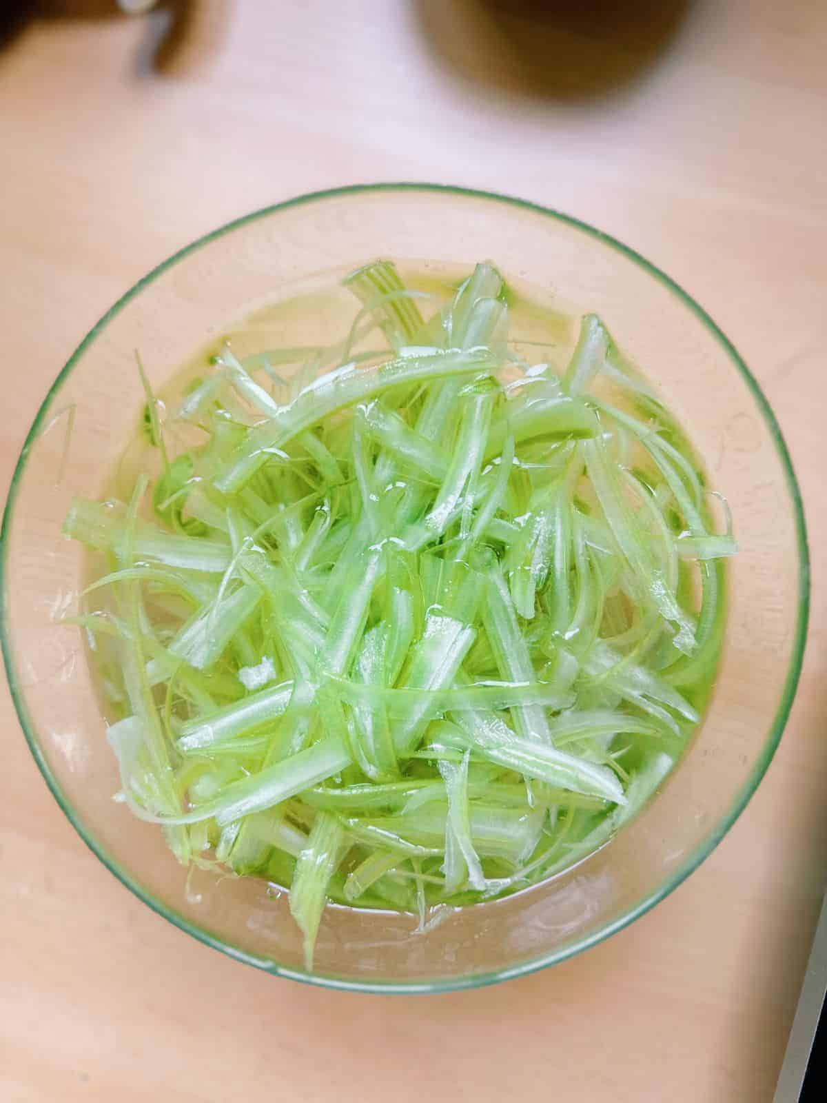 Bún Mọc (Vietnamesische Reisnudeln mit Schweinebällchen) Shred the celery and soak it in water.