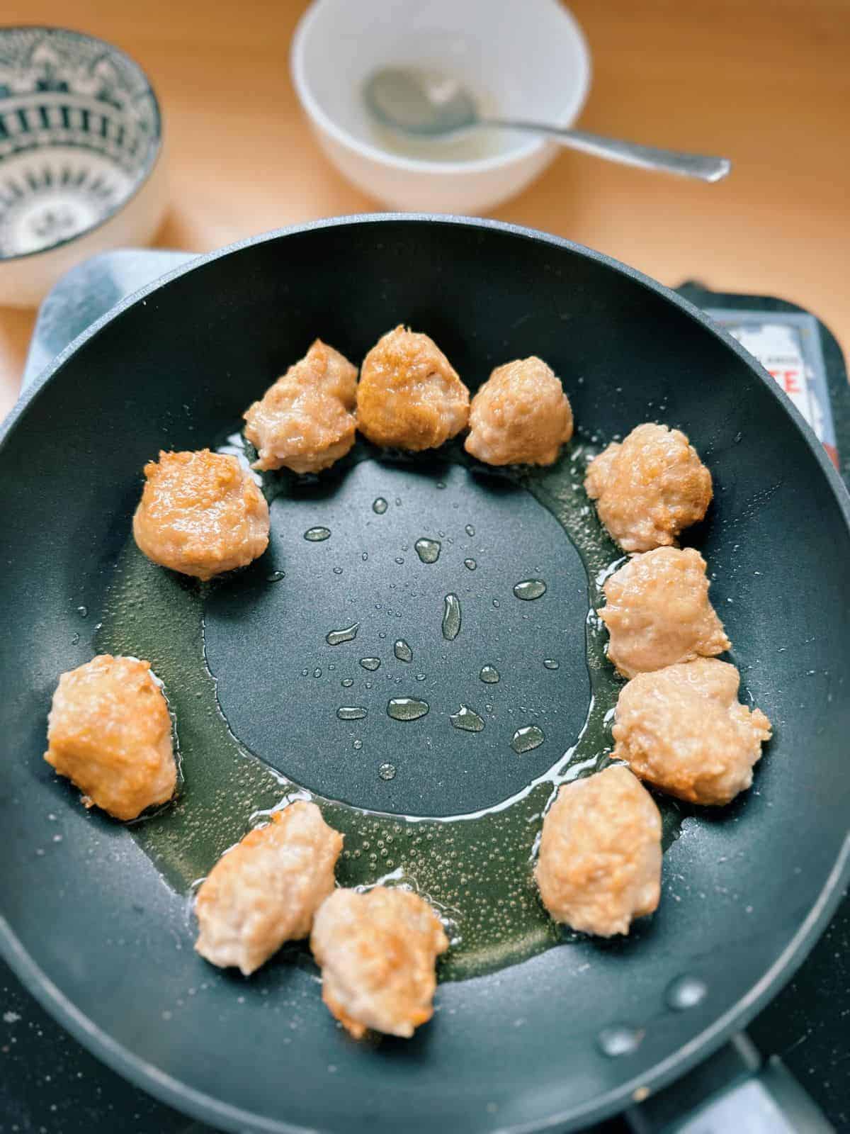 Bún Mọc (Vietnamesische Reisnudeln mit Schweinebällchen) Fry the pork balls.