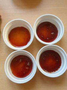 Pour the caramel syrup to the molds.