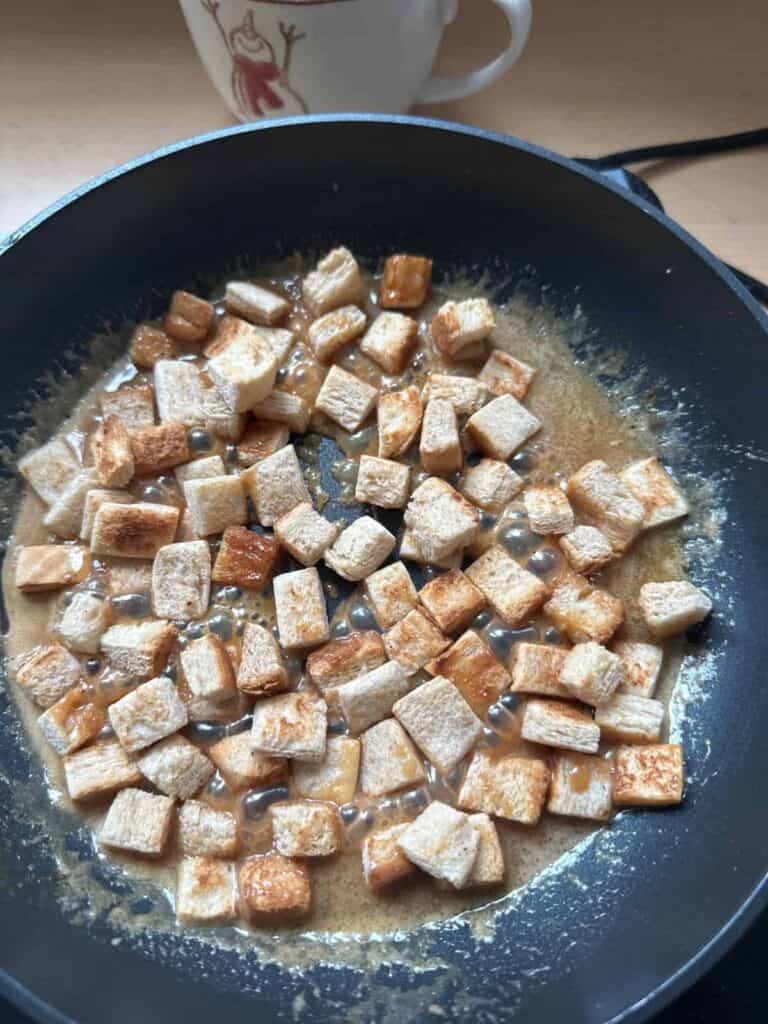 Korean Caramel Bread Popcorn (Super Easy) Add the toasted bread to the sauce