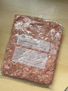 Evenly spread the mixture in the bag, forming a pork patty that is 0.4 inches (1 cm) thick.