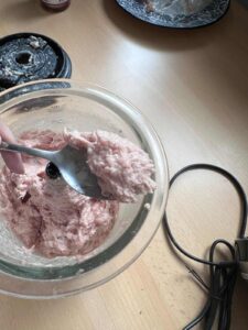 The pork paste should stick to the spoon.