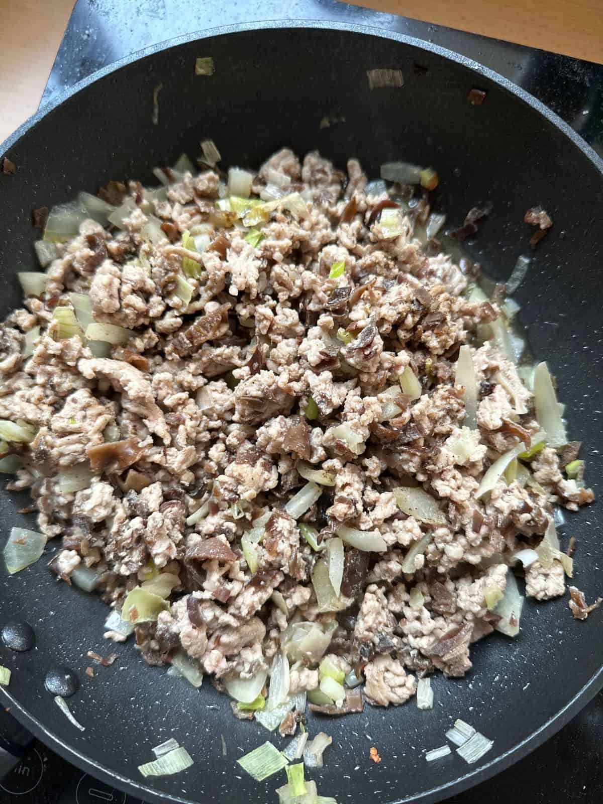 Vietnamesische gedämpfte Reisrollen (Bánh Cuốn) The pork & mushroom filling for Banh Cuon.