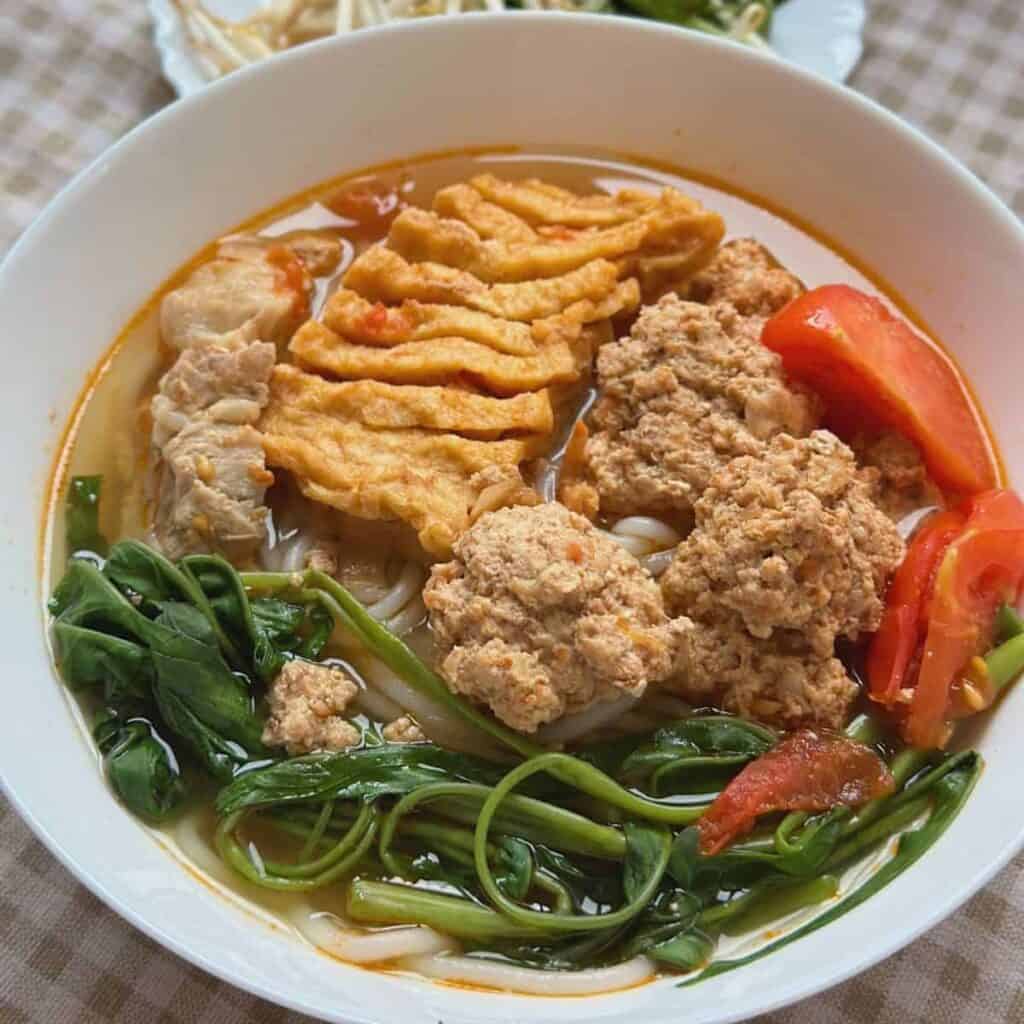 Canh Bún (Vietnamese noodle soup with crab and water spinach)