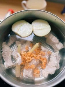 Simmer pork ribs, dried shrimps, onion & lemongrass to make broth.