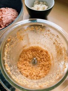 Blend the dried shrimps with a food processor.