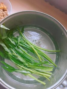 Blanch water spinach.