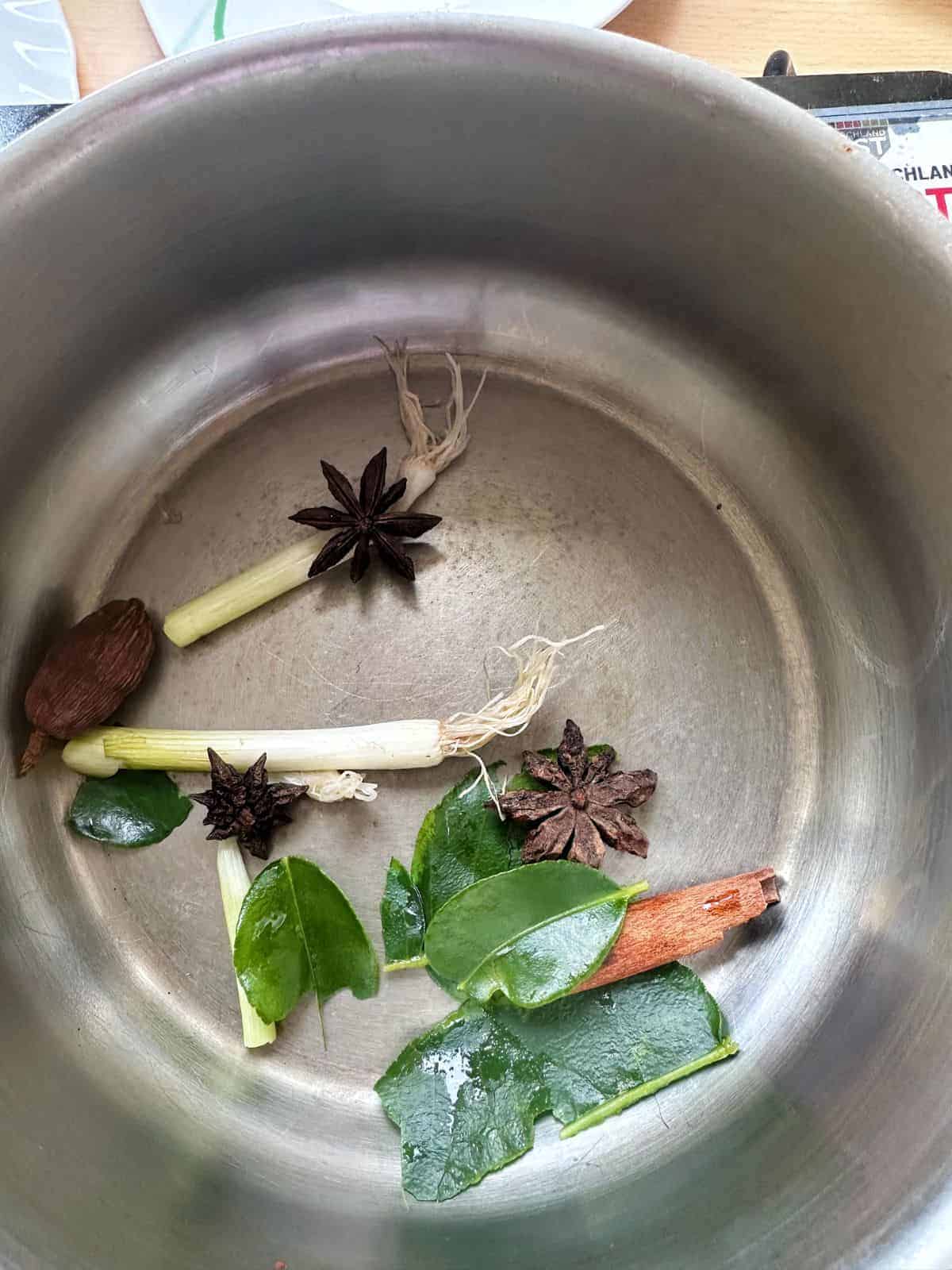 Vietnamesische Chicken Pho – Authentisch im Instant Pot Toast cinnamon, star anise, kaffir leaves, scallion roots together.