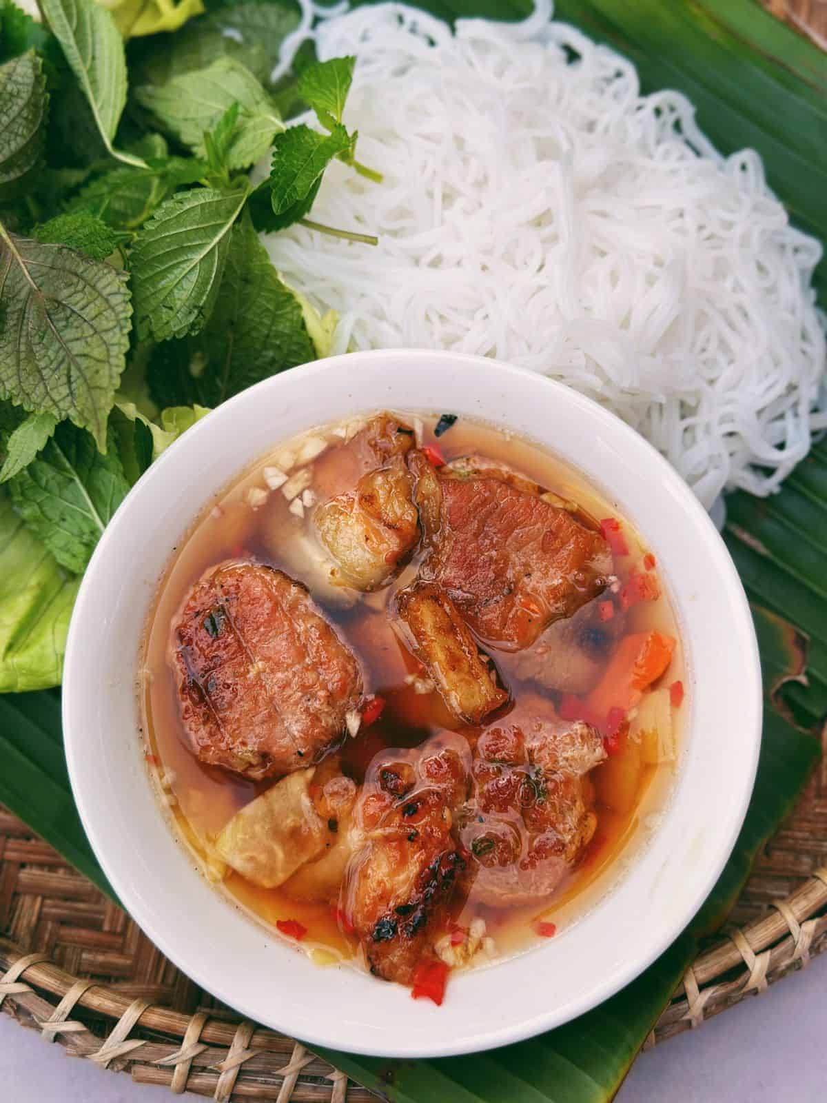 Leckere Sommerrollen-Sauce (Hanoi-Stil) a bowl of Bun Cha Ha Noi