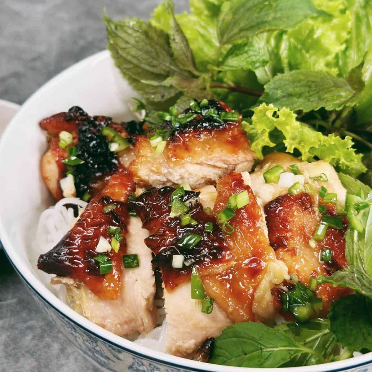 12 Tasty Vietnamese Chicken Recipes You Can Make At Home Vietnamese Lemongrass Chicken Noodle Bowl