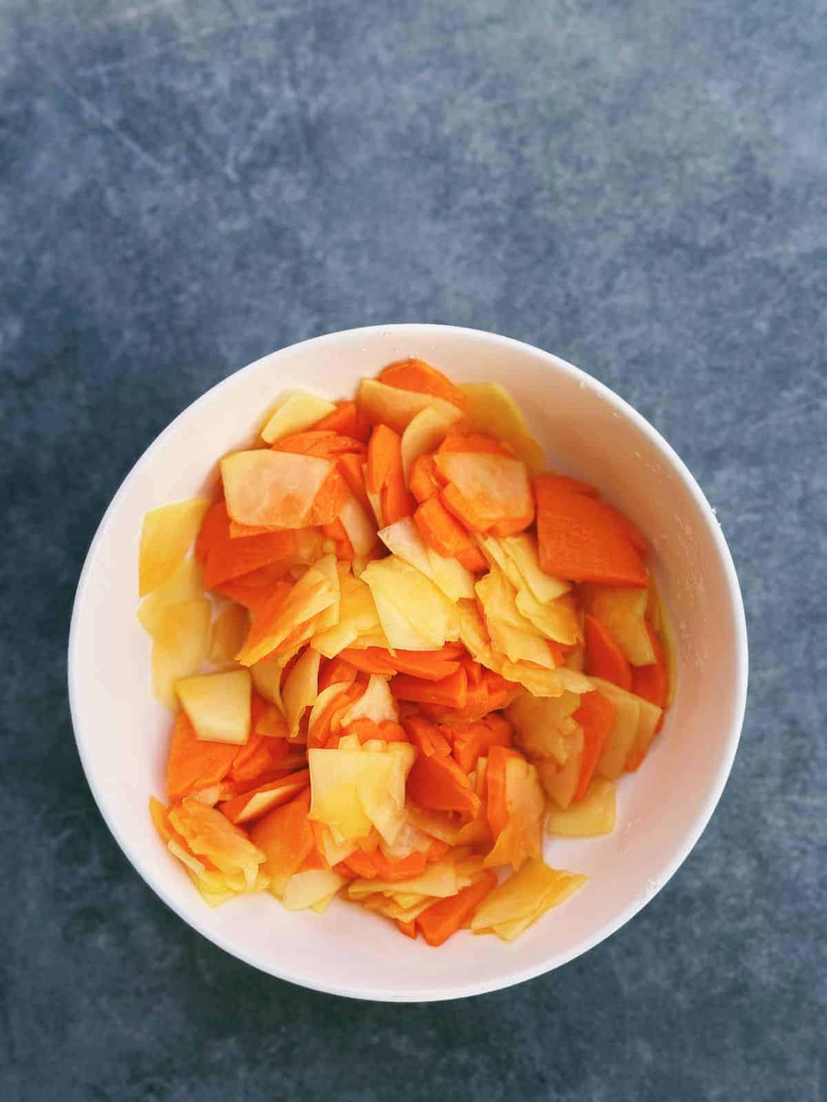 Original Bún Chả (gegrilltes Schweinefleisch aus Hanoi) Green papaya and carrots tossed with salt and sugar.