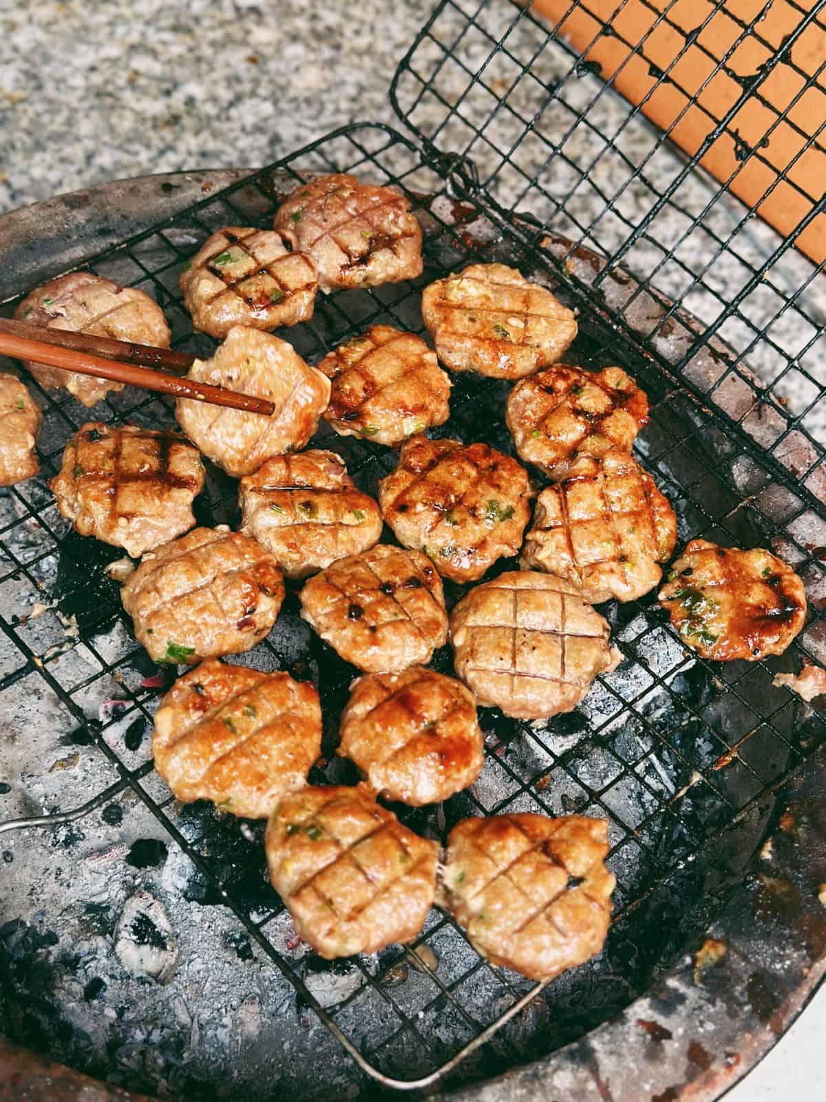 Original Bún Chả (gegrilltes Schweinefleisch aus Hanoi) Grilling pork for Bun Cha.