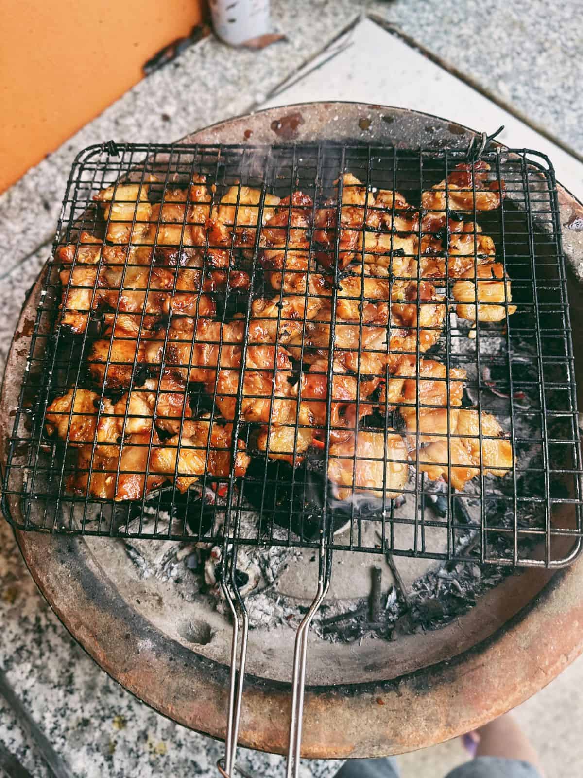 Original Bún Chả (gegrilltes Schweinefleisch aus Hanoi) Grilling pork for Bun Cha.