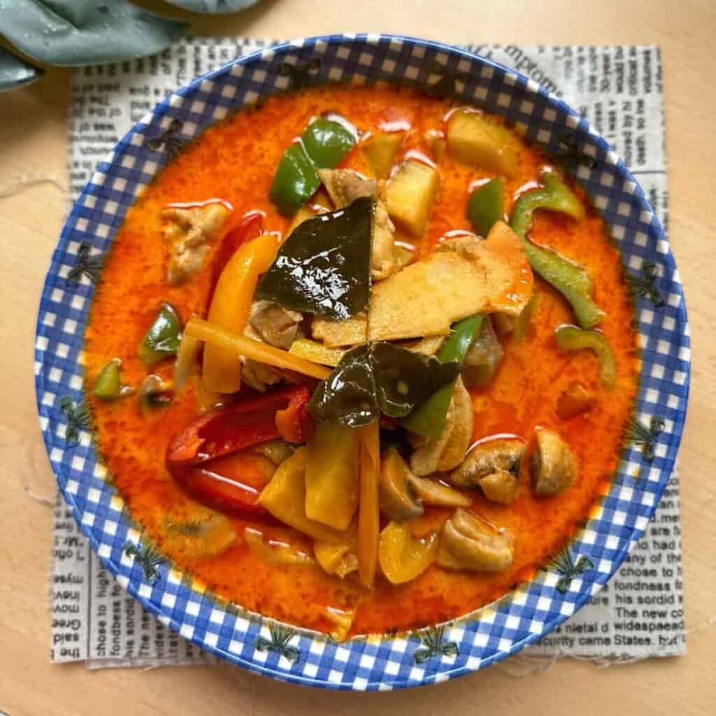 Fluffiger Jasminreis aus der Mikrowelle Thai Huhn rotes Curry