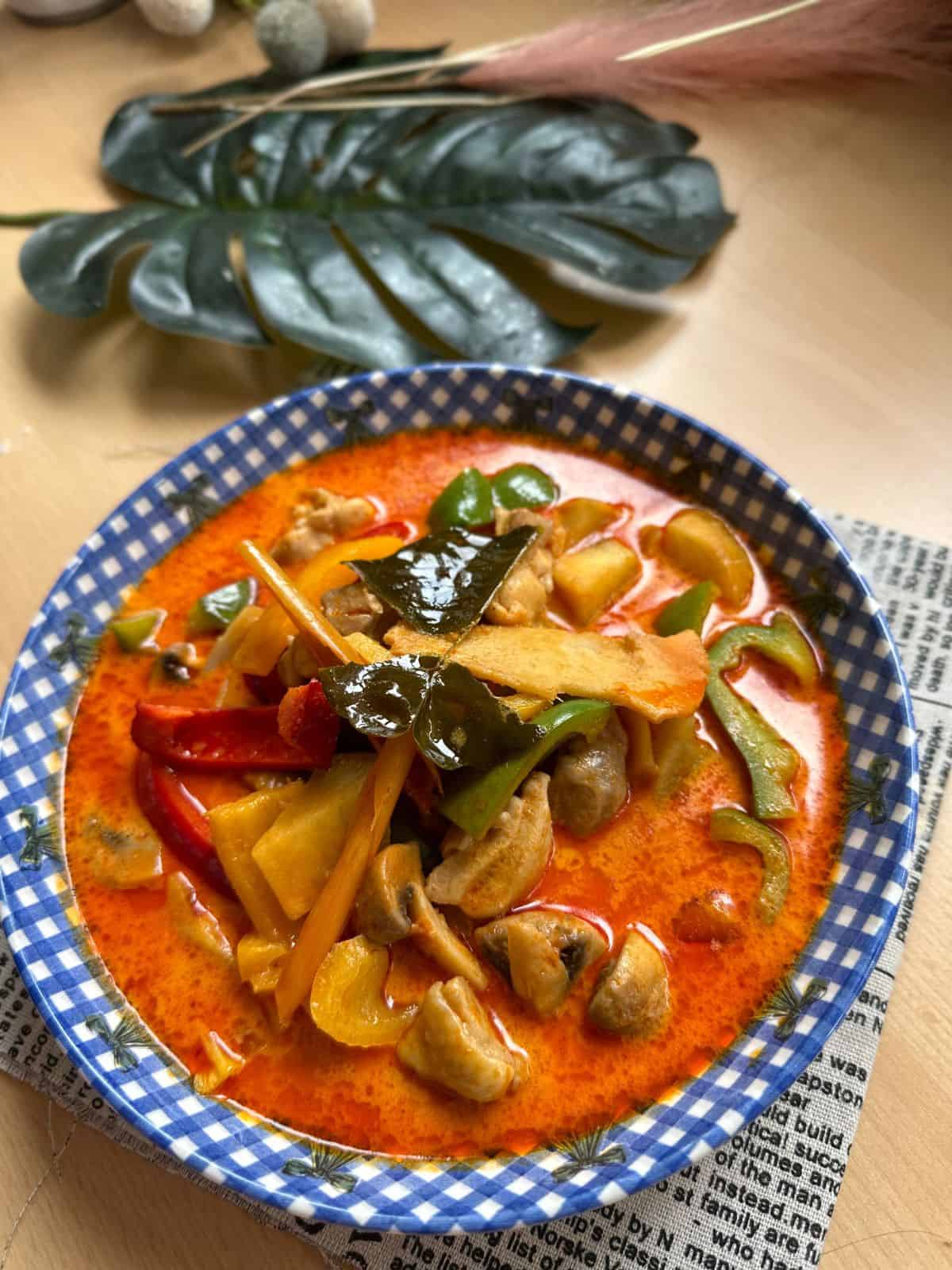 Thai rotes Curry mit Hähnchen (Red Curry Chicken) Thai Huhn rotes Curry
