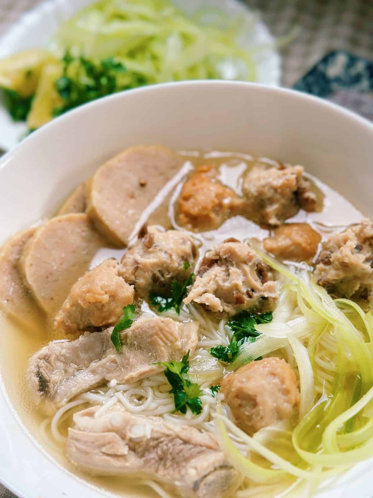 Bún Mọc (Vietnamesische Reisnudeln mit Schweinebällchen) Bun Moc (Vietnamesse meatball noodle soup)