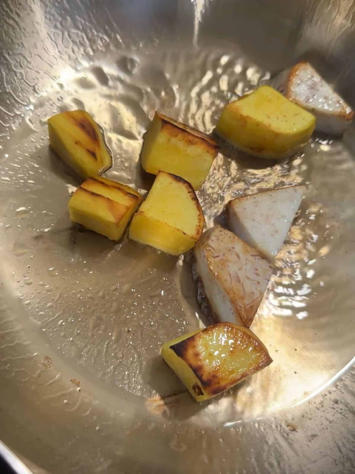 Mamas Cà Ri Gà – Das echte vietnamesische Hühnercurry Lightly fry sweet potato, taro and carrots.