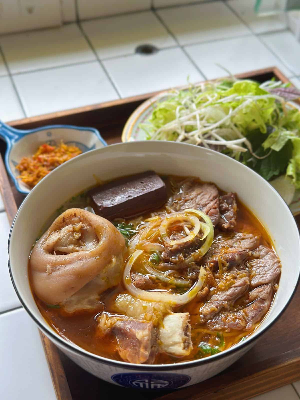 Original Bún Bò Huế (Rindfleischnudelsuppe aus Hue) a bowl of Bún Bò Huế (Vietnamese spicy beef noodle soup)