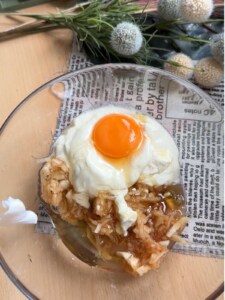 Vermische in einer Schüssel den geriebenen Apfel, Honig, Salz, Ei und Schmand gut miteinander.